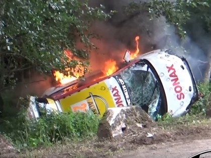 VIDEO: Vācijas WRC rallijā pēc smagas avārijas aizdegas automašīna