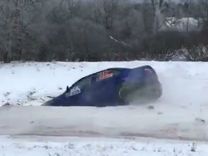 VIDEO: Viltīgajā Sarmas rallija līkumā no ceļa noskrien vairākas ekipāžas