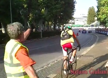 VIDEO: Pārgalvīgais un bezbailīgais riteņbraucējs traucē rallija sacensības