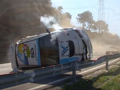 VIDEO: Kalnā braukšanas sacīkstēs tiek piedzīvota iespaidīga avārija