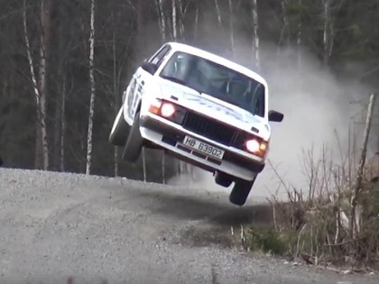 VIDEO: Norvēģu ekipāža ar 'Volvo 242' veic iespaidīgu lēcienu