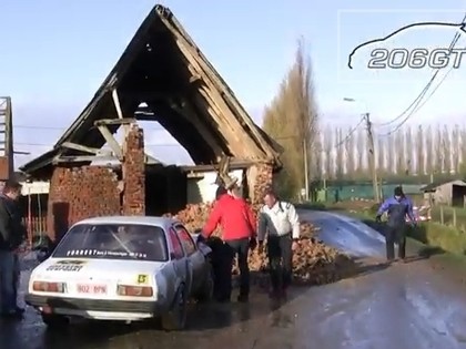 VIDEO: Pēc Opel Ascona avārijas sabrūk mājas siena