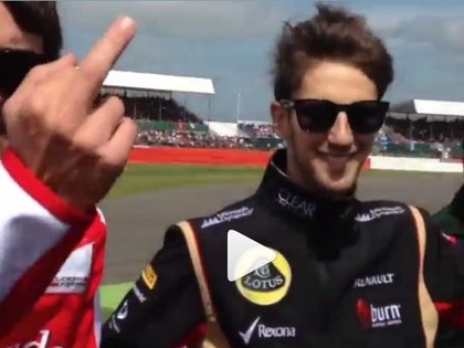VIDEO: F1 zvaigzne Alonso parādes laikā parāda vidējo pirkstu
