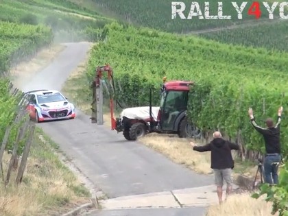 VIDEO: Rallija mašīnai treniņu laikā pēkšņi priekšā izbrauc traktors