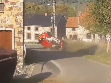 VIDEO: Beļģu ekipāža uz 'līdzenas vietas' uzmet kūleni ar 'Ford Fiesta R5'