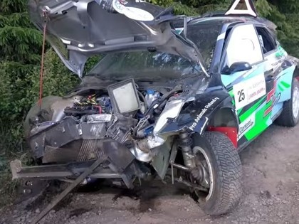 VIDEO: Somijas rallija noslēdzošajā posmā līderis uzmet vairākus kūleņus