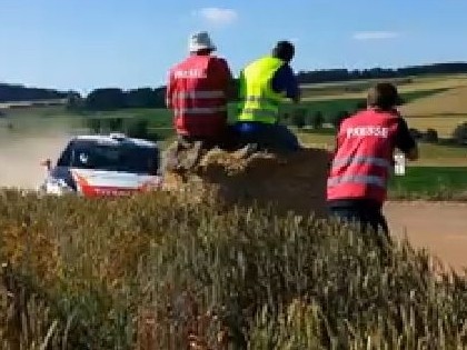 VIDEO: Fotogrāfēšana uz siena ķīpas ir dzīvībai bīstama