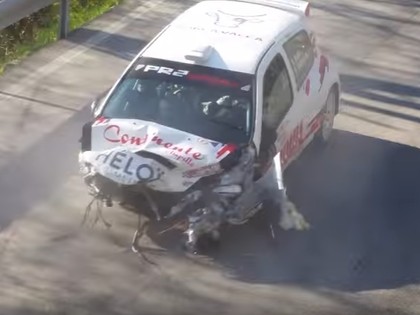 VIDEO: Pēc iespaidīgas avārijas mašīnai tiek izrauts motors