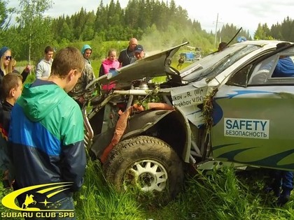 VIDEO: BMW X6 lielā ātrumā ielido skatītājos