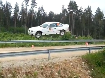 VIDEO: Igaunis ar BMW M3 aizlec 45 metrus