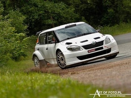 VIDEO: 14 gadus vecais autosportists turpina demonstrēt savu talantu