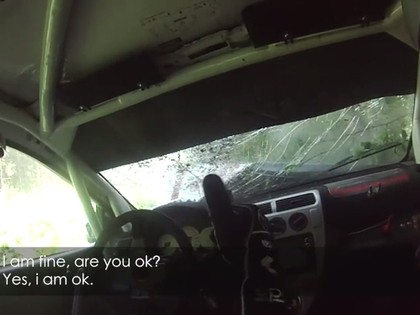 VIDEO: Ekipāža pēc avārijas jautrā noskaņojumā paziņo, ka tagad pirks jaunu auto