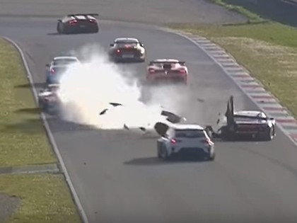 VIDEO: Konkurents lielā ātrumā ieskrien stāvošā mašīnā
