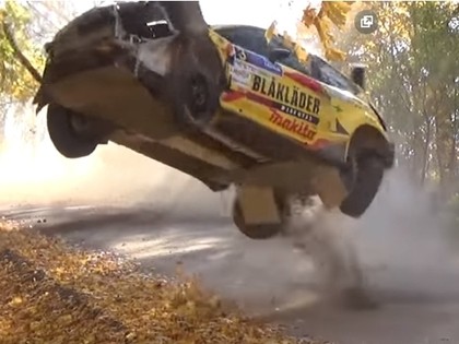 VIDEO: Norvēģu sportists 'Rally Liepāja' piedzīvo iespaidīgu avāriju