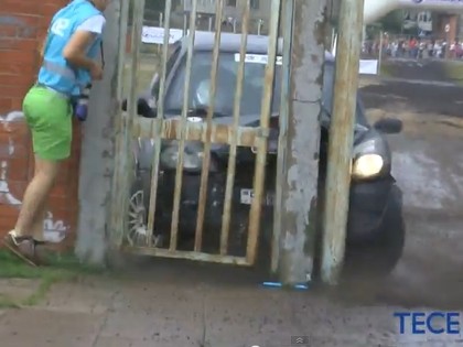 VIDEO: 300 Ezeru rallija 1.dienā sportisti lauž stabus un dauza sētas