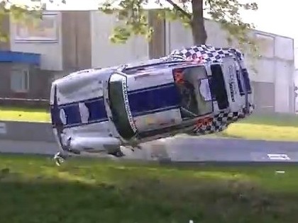 VIDEO: Porsche pēc sadursmes ar betona apmali paceļas gaisā un ielido kanālā