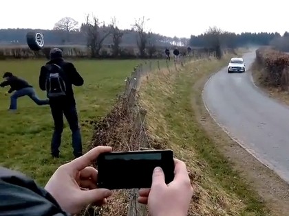 VIDEO: Mašīnai nolūzt ritenis, kas gandrīz satraumē skatītājus