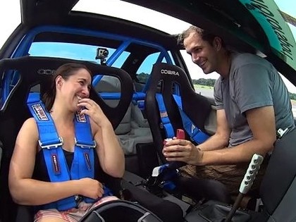 VIDEO: Sirsnīgs bildinājums sporta automašīnā