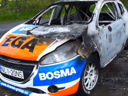 FOTO: Pēkšņi aizdegoties rallija automašīnai, sportisti gūst smagus apdegumus