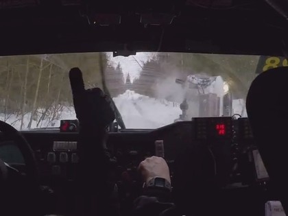 VIDEO: Kuriozs rallijreidā - lēnāk braucošais pilots bremzē līderi, taču beigās avarē