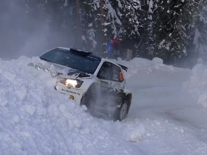 VIDEO: Sniegs un lielās kupenas sportistiem ļauj izbaudīt pasakaini skaistu Zviedrijas ralliju