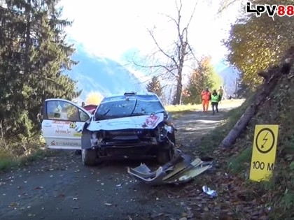 VIDEO: Ekipāža nokūleņo no kalna un uzkrīt uz cita ceļa