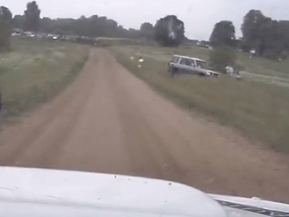 VIDEO: Utenas rallijā drošības mašīnai pretim brauc džips