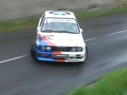 VIDEO: BMW drifta cienīgā sānslīde rallijā
