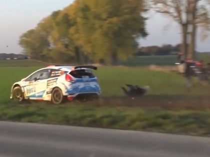 VIDEO: Rallija auto kļūst nevadāms un gandrīz ielido skatītājos