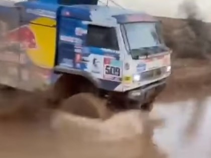 VIDEO: Kamaz automašīna parāda, kā jāšķērso upe