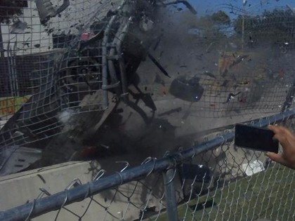 VIDEO: Šaušalīgā avārijā IndyCar sacīkstēs cieš pilots un 13 skatītāji