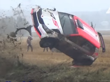 VIDEO: Līkuma griešana ekipāžai ar 'Skoda Fabia R5' beidzas ar vairākiem kūleņiem