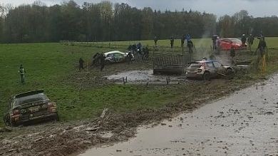 VIDEO: Dubļainā trase pārvēršas par īstu murgu vairākām ekipāžām