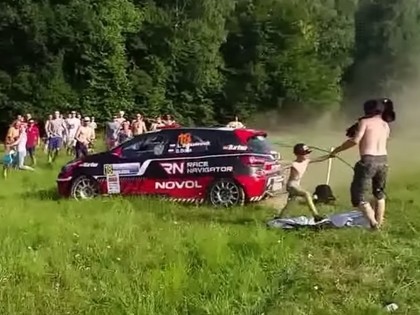 VIDEO: Skatītāji spiesti mukt no nekontrolējama rallija auto 