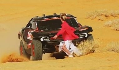 VIDEO: Dakaras rallija auto gandrīz notriec skatītāju