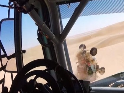 VIDEO: Ekipāža kāpās uzmet kūleni un neapstājoties aizbrauc tālāk