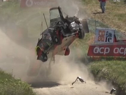 VIDEO: Rallija ekipāža Portugāles WRC piedzīvo divas iespaidīgas avārijas