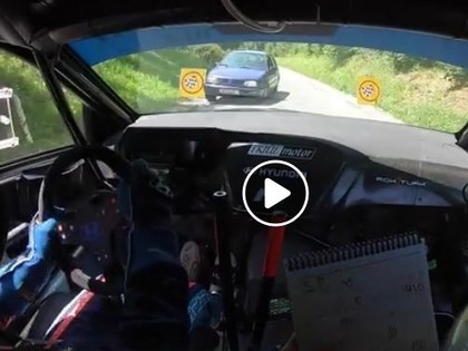 VIDEO: Rallija ekipāžu trasē negaidīti pārsteidz pretim braucoša automašīna