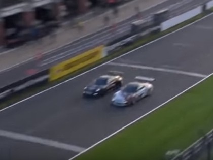 VIDEO: Iespējams, viens no aizraujošākajiem finišiem autosporta vēsturē