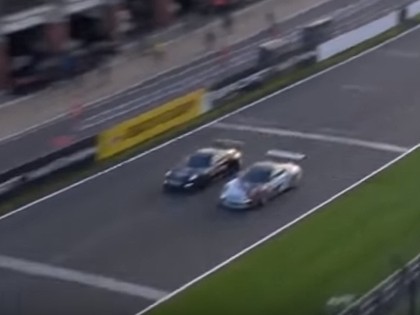 VIDEO: Iespējams, viens no aizraujošākajiem finišiem autosporta vēsturē