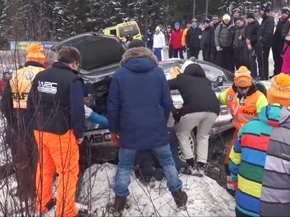 VIDEO: Igauņu pilotam muļķīga avārija pāris līkumus pirms Zviedrijas rallija finiša