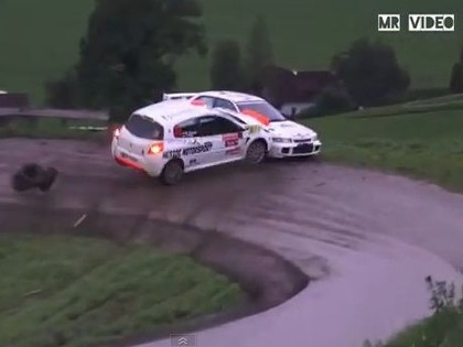 VIDEO: Kurioza avārija – rallija auto no kalna nostumj citu ekipāžu
