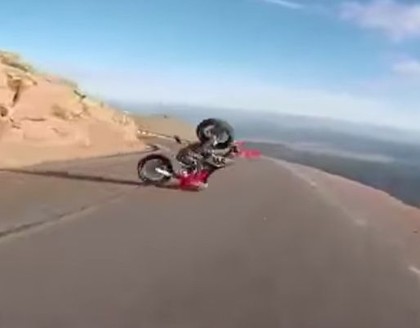 VIDEO: Sportistu negaidīti pārsteidz no kalna krītošs motocikls