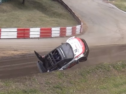 VIDEO: Eiropas autokrosa čempionāta posmā Lietuvā sportists piedzīvo iespaidīgu avāriju