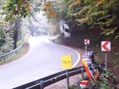 VIDEO: Mitsubishi Evo X pēc avārijas gaisā uzmet salto