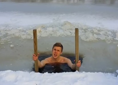 VIDEO: WRC Čempiona dēls sezonai gatavojas skaldot malku un peldoties āliņģī