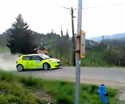 VIDEO: Iespaidīgā rallija sānslīde un sāpīgā piezemēšanās