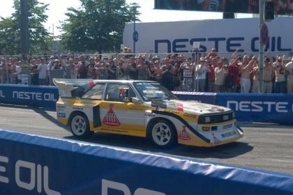 VIDEO: Rallija leģenda Helsinkos skatītājus priecē ar veco Audi Quattro S1