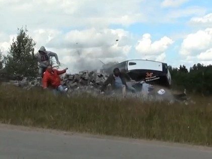 VIDEO: Ķieģeļu kaudze paglābj no traģēdijas
