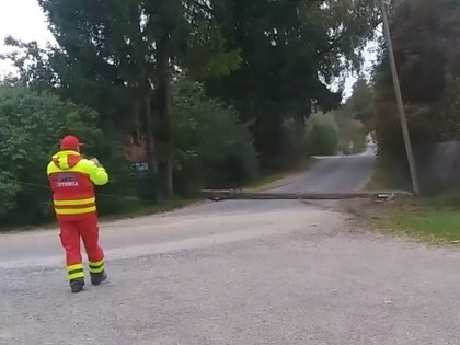 VIDEO: Divas GAZ automašīnas Tartu rallijā kopējiem spēkiem nogāž stabu